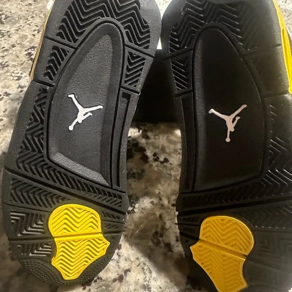 Jordan 4 retro (GS) size 4Y. BRAND NEW NEVER EVER WORN NOT EVEN TRIED ON